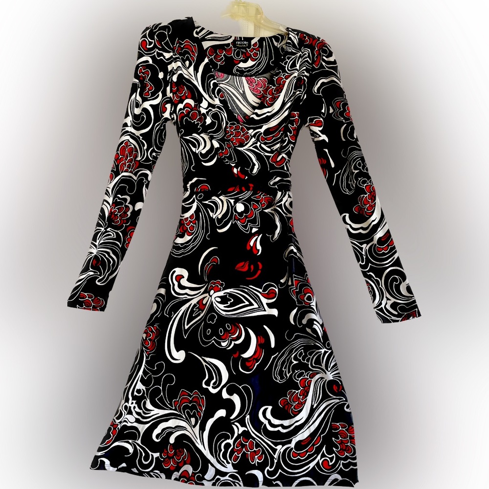 Long sleeve multi color fitted dress. Size:small